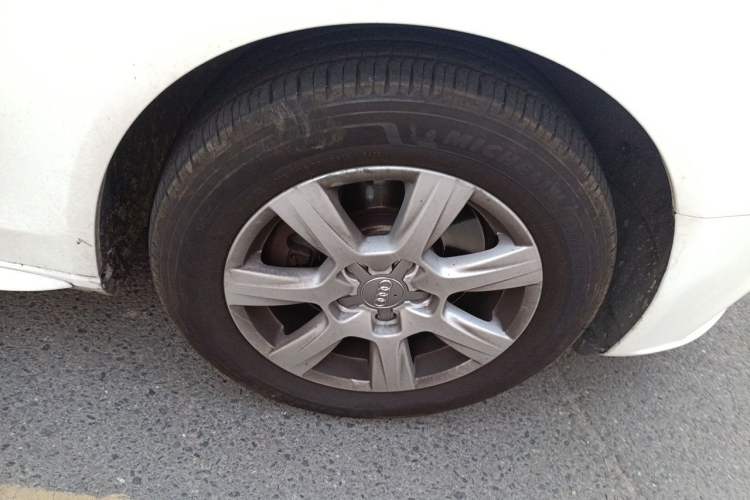 Used Audi A4L 2012 2.0 TFSI automatic standard version Right Front Wheel Hub