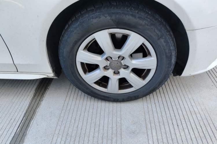 Used Audi A4L 2012 2.0 TFSI automatic standard version Right Front Wheel Hub