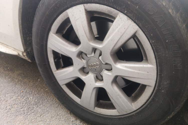Used Audi A4L 2012 2.0 TFSI automatic standard version Right Front Wheel Hub