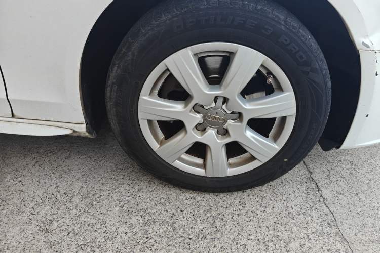 Used Audi A4L 2012 2.0 TFSI automatic standard version Right Front Wheel Hub