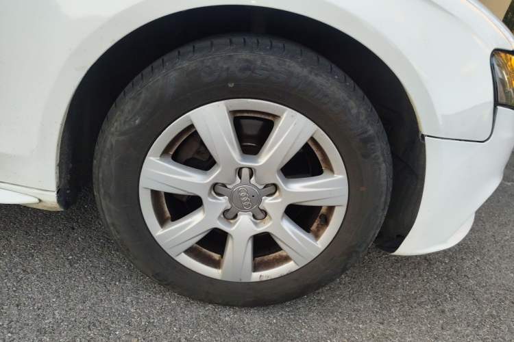 Used Audi A4L 2012 2.0 TFSI automatic standard version Right Front Wheel Hub