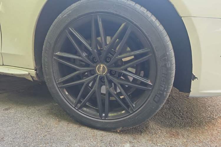 Used Audi A4L 2012 2.0 TFSI automatic Comfort trim level Right Front Wheel Hub