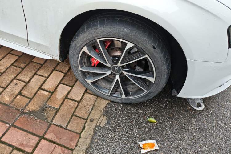 Used Audi A4L 2012 2.0 TFSI automatic Comfort trim level Right Front Wheel Hub
