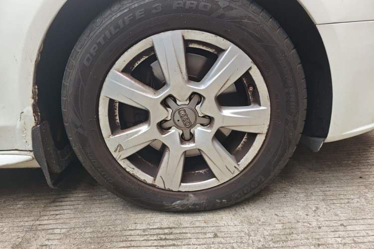 Used Audi A4L 2012 2.0 TFSI automatic Comfort trim level Right Front Wheel Hub