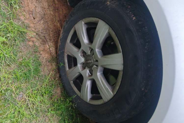 Used Audi A4L 2012 2.0 TFSI automatic Comfort trim level Right Front Wheel Hub