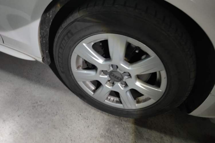 Used Audi A4L 2012 2.0 TFSI automatic standard version Right Front Wheel Hub