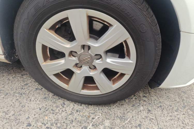 Used Audi A4L 2012 2.0 TFSI automatic standard version Right Front Wheel Hub