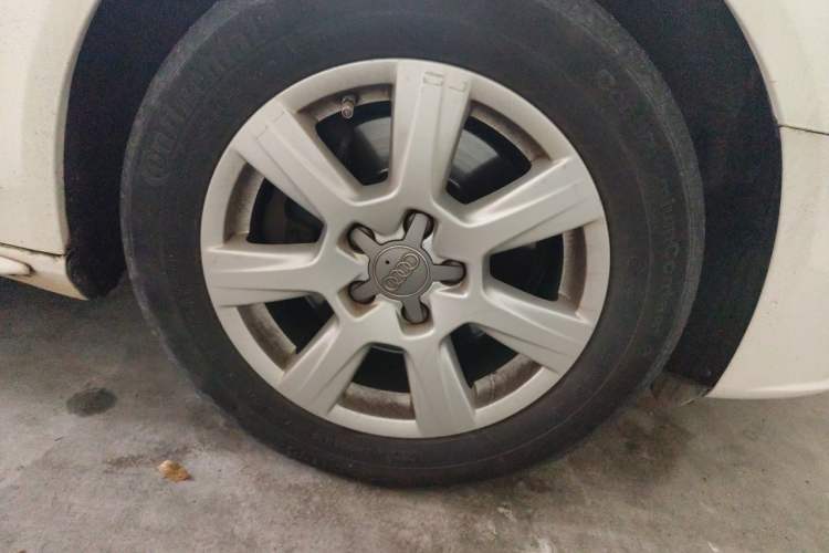 Used Audi A4L 2012 2.0 TFSI automatic Comfort trim level Right Front Wheel Hub