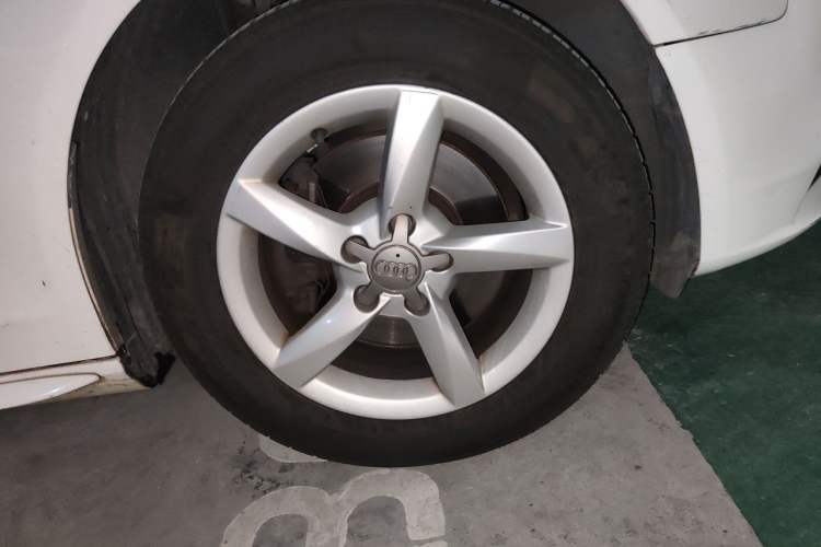 Used Audi A4L 2012 2.0 TFSI automatic Comfort trim level Right Front Wheel Hub