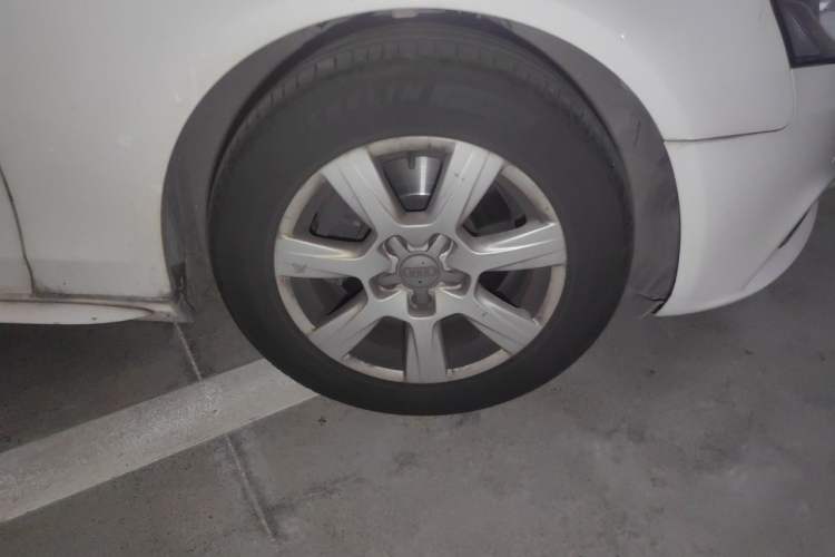 Used Audi A4L 2012 2.0 TFSI automatic Comfort trim level Right Front Wheel Hub