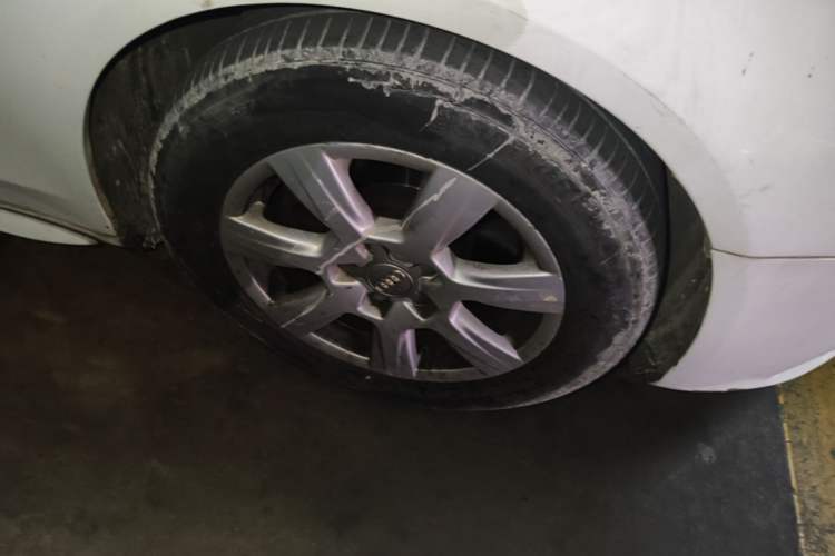 Used Audi A4L 2012 2.0 TFSI automatic standard version Right Front Wheel Hub