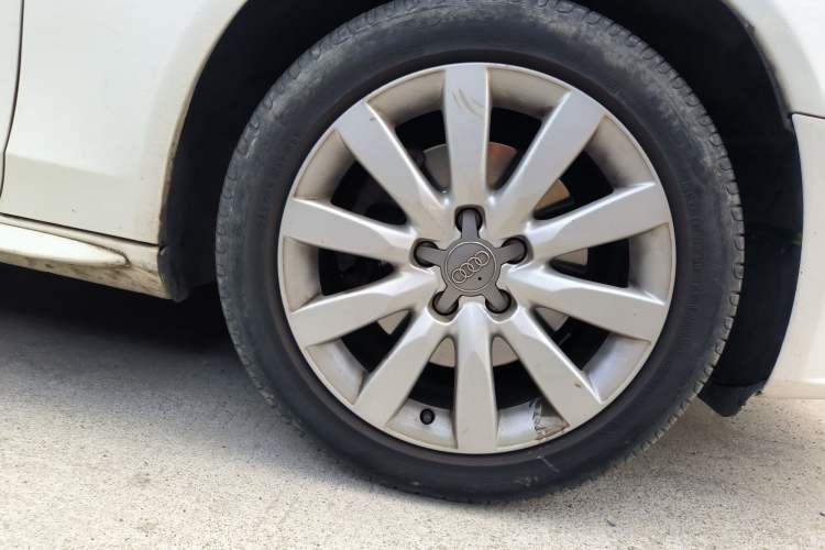 Used Audi A4L 2012 2.0 TFSI automatic Comfort trim level Right Front Wheel Hub