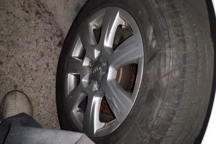 Used Audi A4L 2012 2.0 TFSI automatic Comfort trim level Right Front Wheel Hub