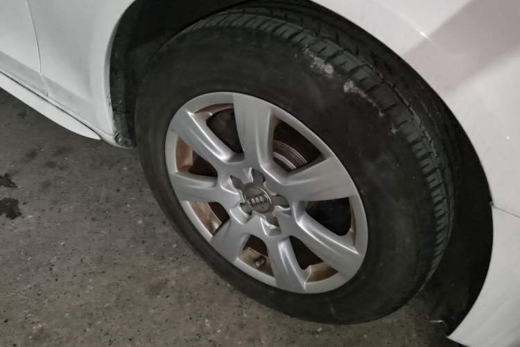 Used Audi A4L 2012 2.0 TFSI automatic standard version Right Front Wheel Hub
