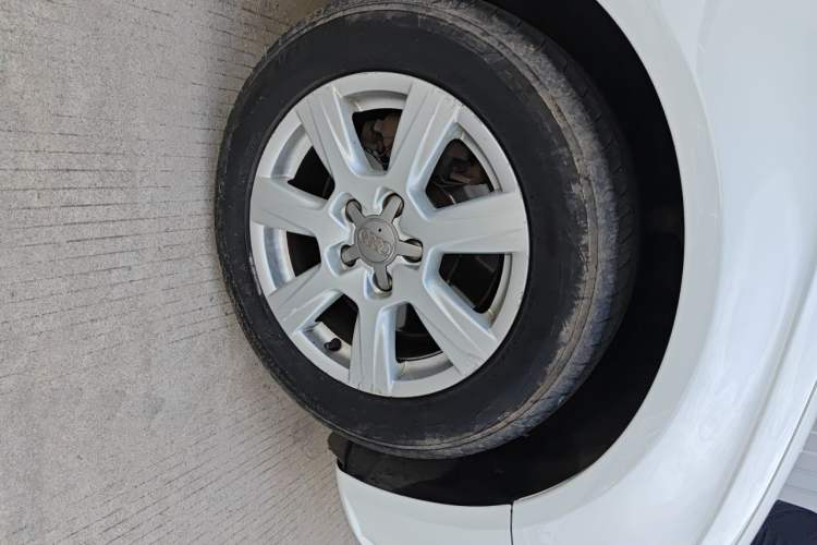 Used Audi A4L 2012 2.0 TFSI automatic standard version Right Front Wheel Hub