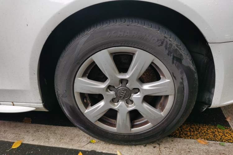 Used Audi A4L 2012 2.0 TFSI automatic standard version Right Front Wheel Hub