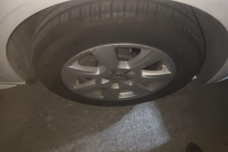 Used Audi A4L 2012 2.0 TFSI automatic Comfort trim level Right Front Wheel Hub