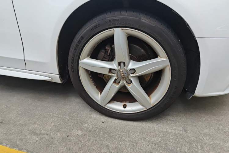 Used Audi A4L 2012 2.0 TFSI automatic standard version Right Front Wheel Hub