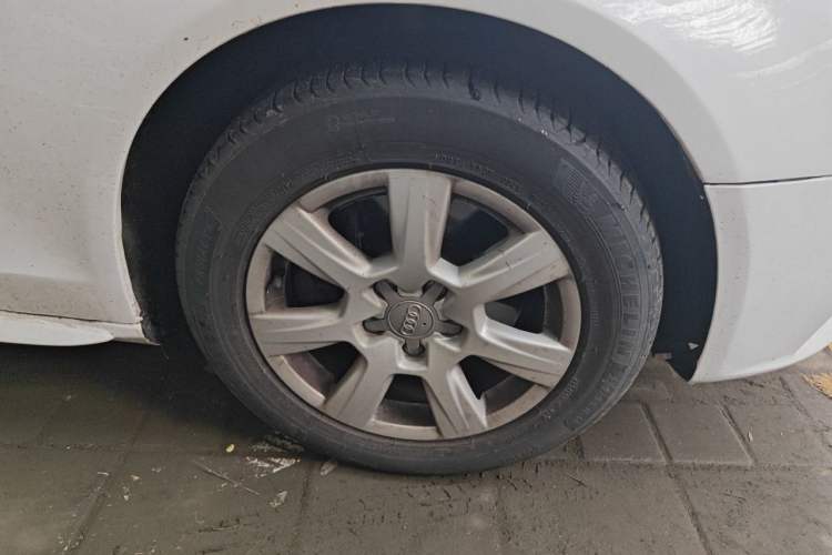 Used Audi A4L 2012 2.0 TFSI automatic standard version Right Front Wheel Hub