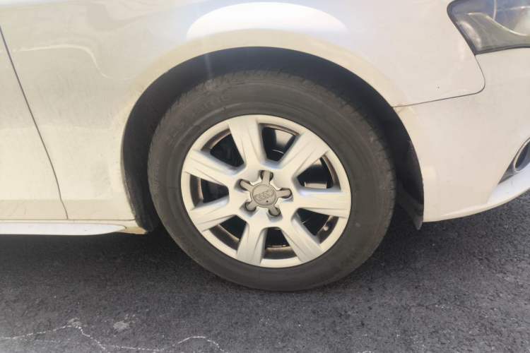 Used Audi A4L 2012 2.0 TFSI automatic standard version Right Front Wheel Hub