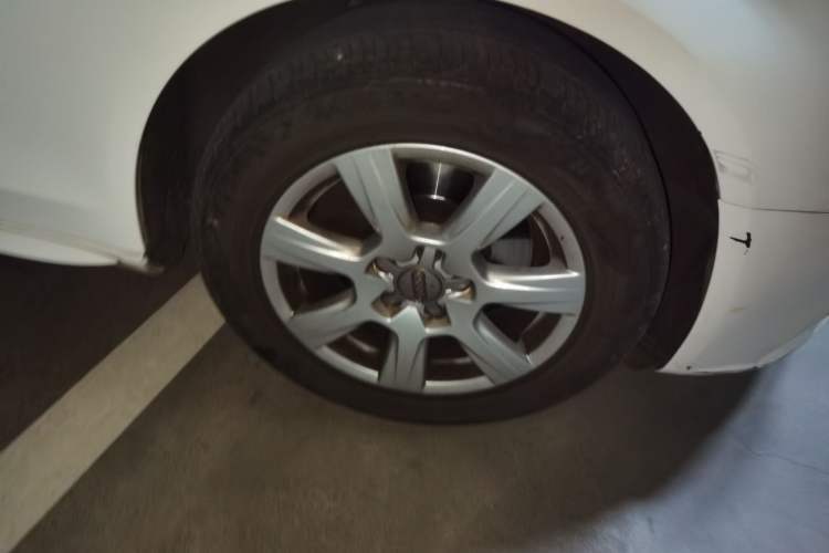 Used Audi A4L 2012 2.0 TFSI automatic standard version Right Front Wheel Hub