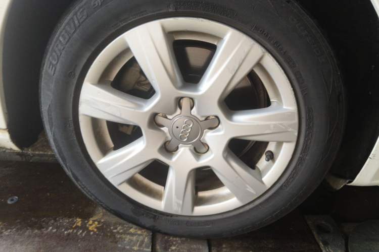 Used Audi A4L 2012 2.0 TFSI automatic standard version Right Front Wheel Hub