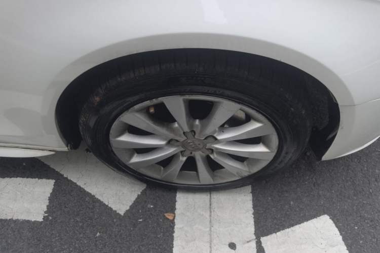 Used Audi A4L 2012 2.0 TFSI automatic Comfort trim level Right Front Wheel Hub