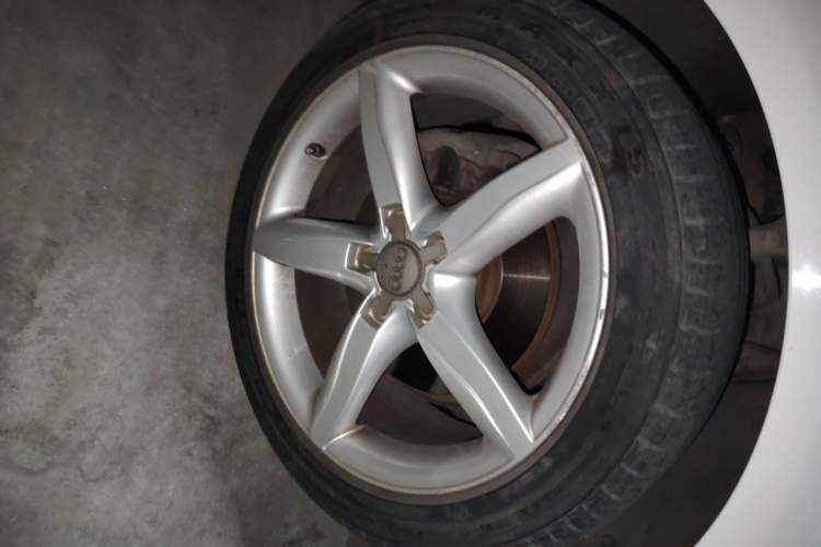 Used Audi A4L 2012 2.0 TFSI automatic Comfort trim level Right Front Wheel Hub