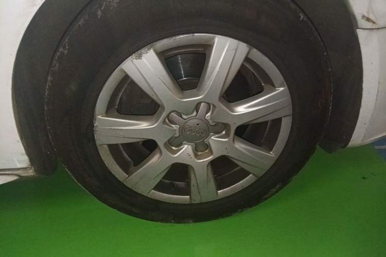 Used Audi A4L 2012 2.0 TFSI automatic standard version Right Front Wheel Hub