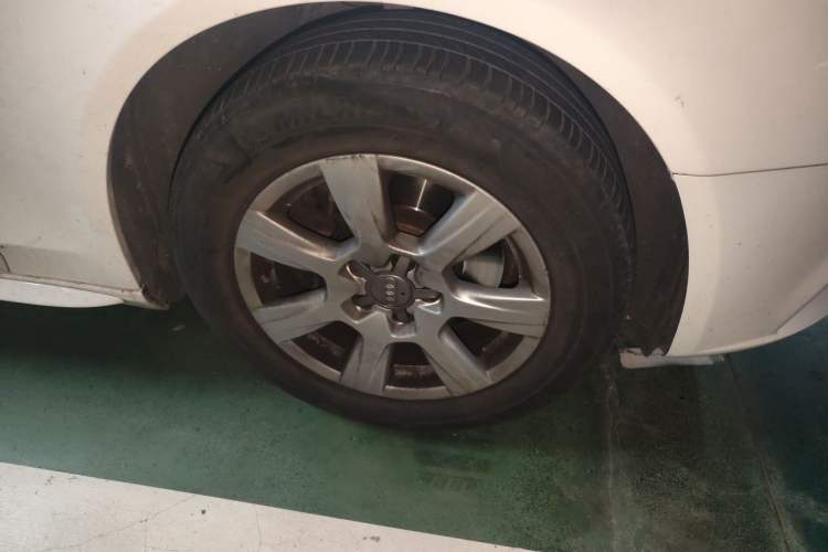 Used Audi A4L 2012 2.0 TFSI automatic Comfort trim level Right Front Wheel Hub