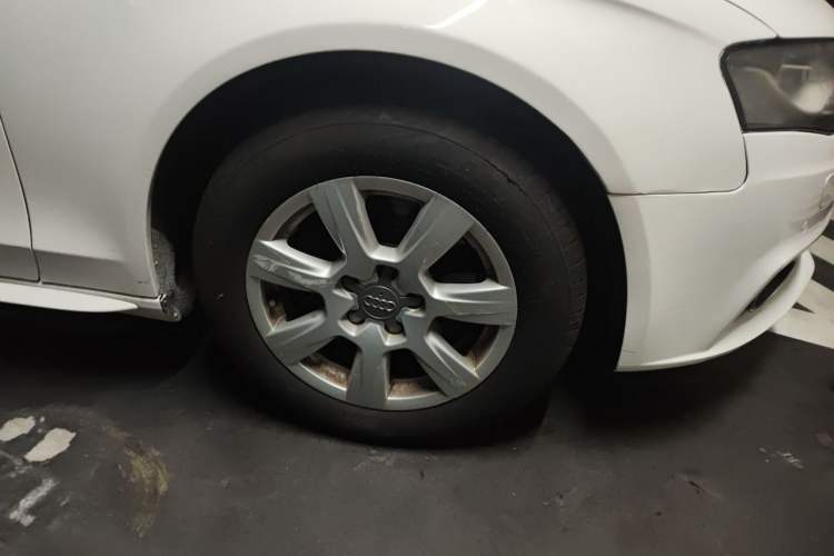 Used Audi A4L 2012 2.0 TFSI automatic standard version Right Front Wheel Hub