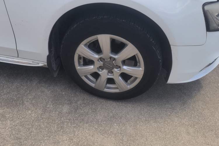 Used Audi A4L 2012 2.0 TFSI automatic Comfort trim level Right Front Wheel Hub