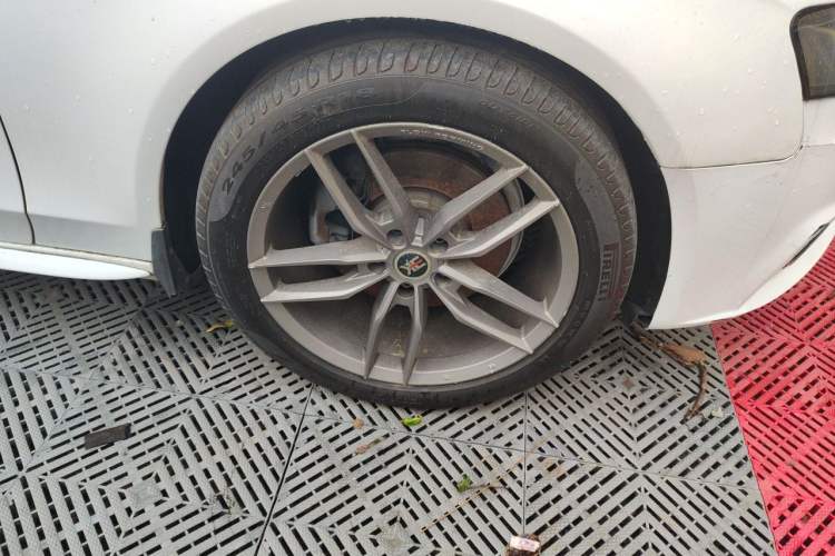 Used Audi A4L 2012 2.0 TFSI automatic standard version Right Front Wheel Hub