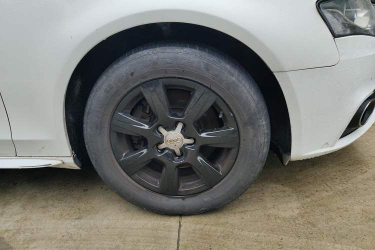Used Audi A4L 2012 2.0 TFSI automatic Comfort trim level Right Front Wheel Hub