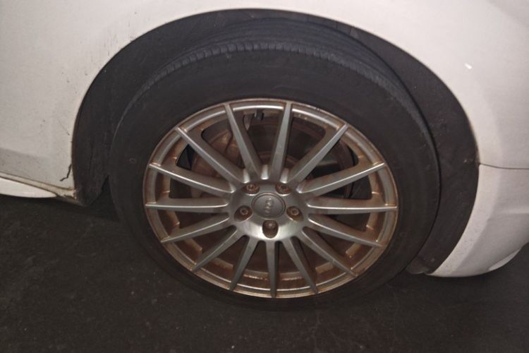 Used Audi A4L 2012 2.0 TFSI automatic sporty version Right Front Wheel Hub