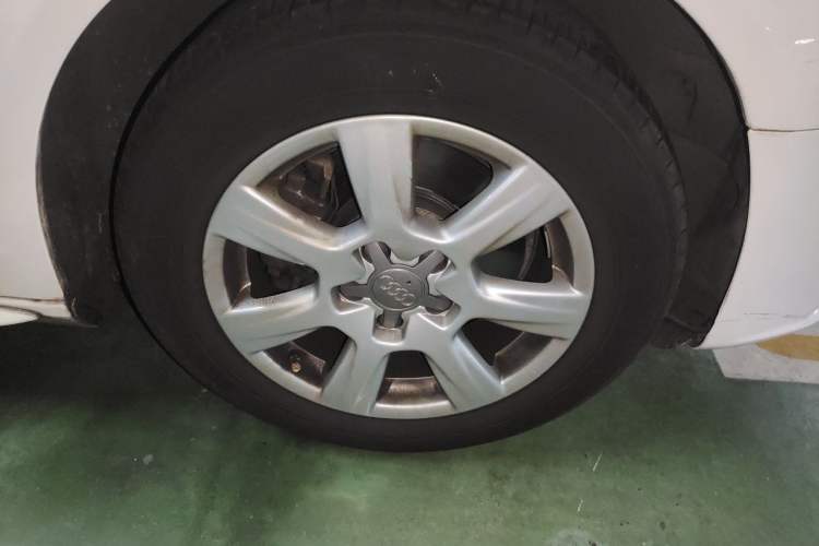 Used Audi A4L 2012 2.0 TFSI automatic standard version Right Front Wheel Hub