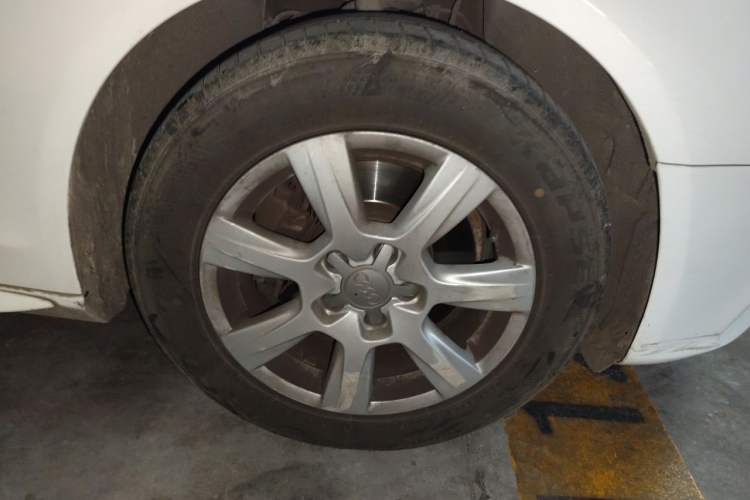 Used Audi A4L 2012 1.8 TFSI Automatic Comfort Model Right Front Wheel Hub