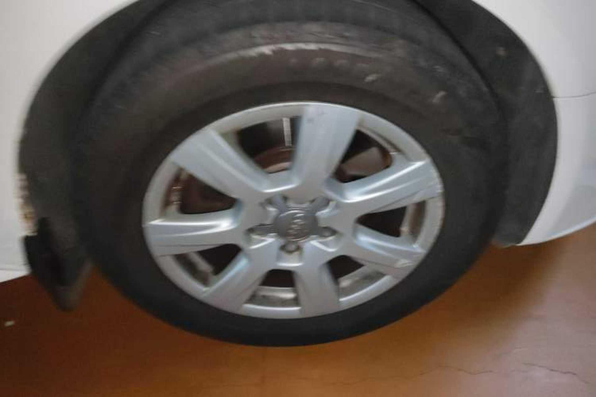 Used Audi A4L 2012 2.0 TFSI automatic Comfort trim level Right Front Wheel Hub