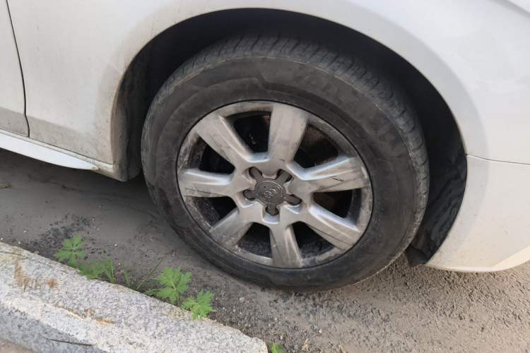 Used Audi A4L 2012 2.0 TFSI automatic standard version Right Front Wheel Hub