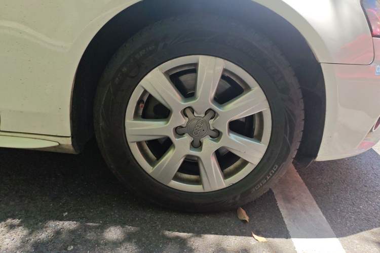 Used Audi A4L 2012 2.0 TFSI automatic Comfort trim level Right Front Wheel Hub
