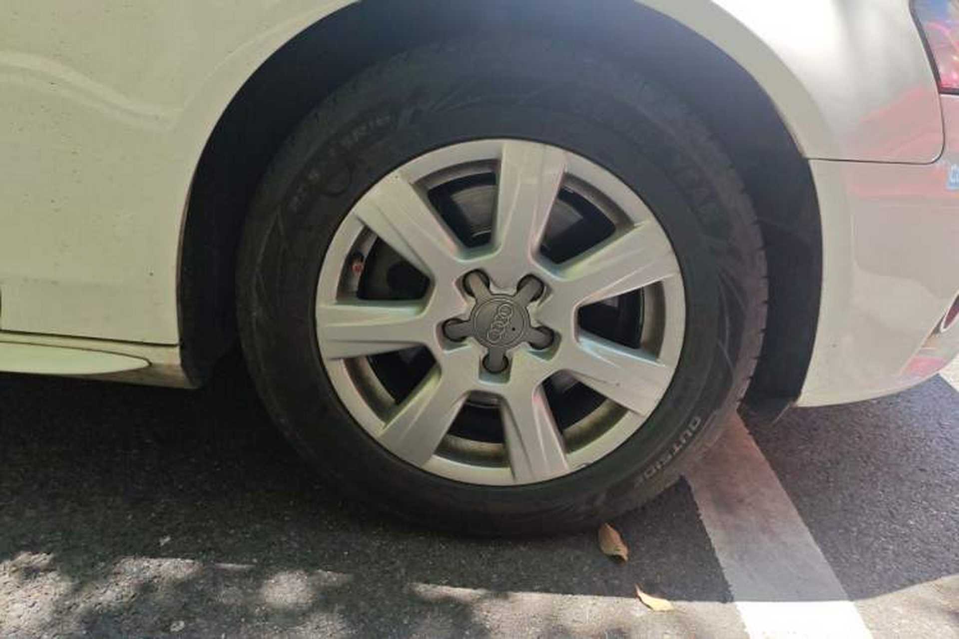 Used Audi A4L 2012 2.0 TFSI automatic Comfort trim level Right Front Wheel Hub