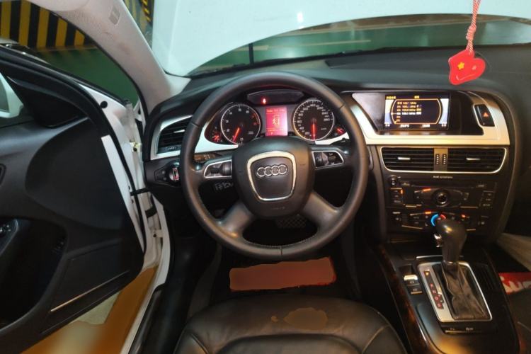 Used Audi A4L 2012 2.0 TFSI automatic Comfort trim level Steering Wheel