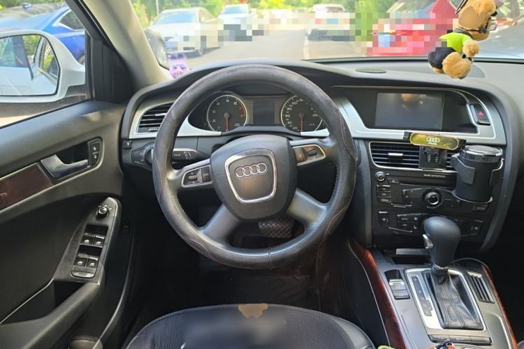 Used Audi A4L 2012 2.0 TFSI automatic Comfort trim level Steering Wheel