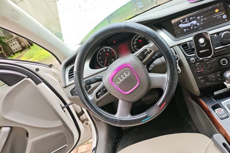 Used Audi A4L 2012 2.0 TFSI automatic Comfort trim level Steering Wheel