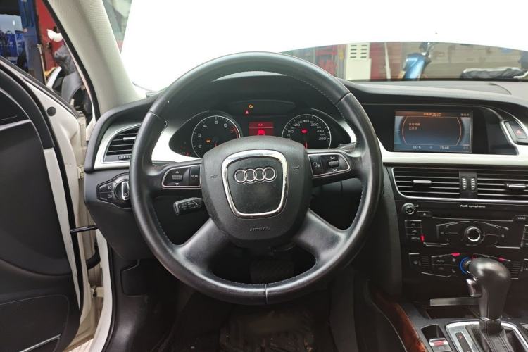 Used Audi A4L 2012 2.0 TFSI automatic Comfort trim level Steering Wheel
