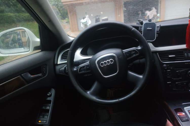 Used Audi A4L 2012 2.0 TFSI automatic Comfort trim level Steering Wheel