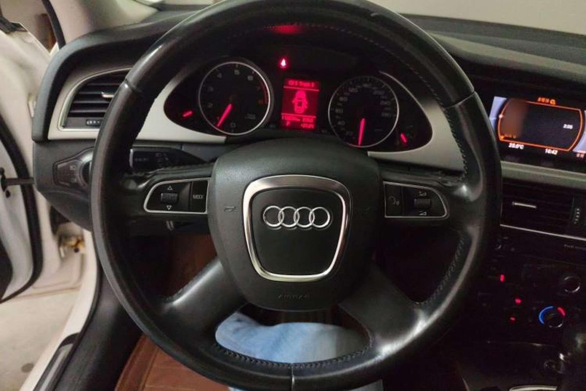 Used Audi A4L 2012 2.0 TFSI automatic Comfort trim level Steering Wheel