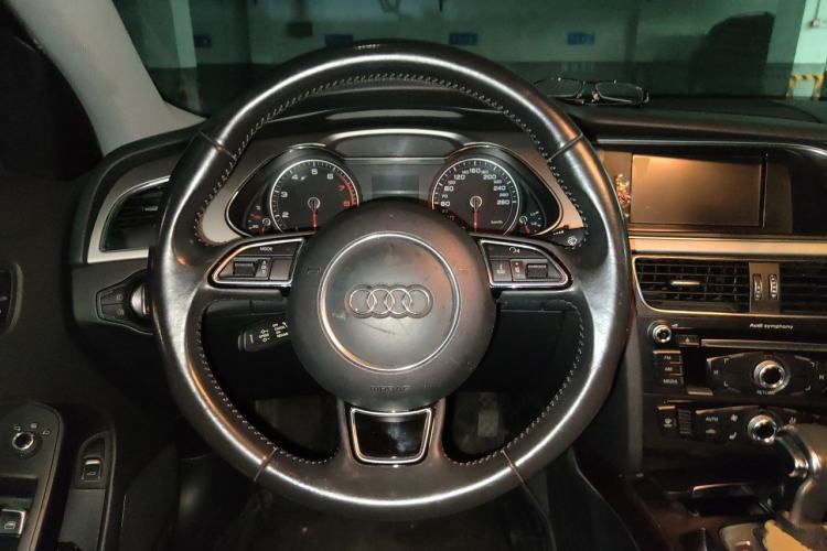 Used Audi A4L 2012 2.0 TFSI automatic Comfort trim level Steering Wheel