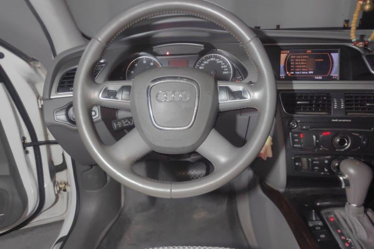 Used Audi A4L 2012 2.0 TFSI automatic Comfort trim level Steering Wheel