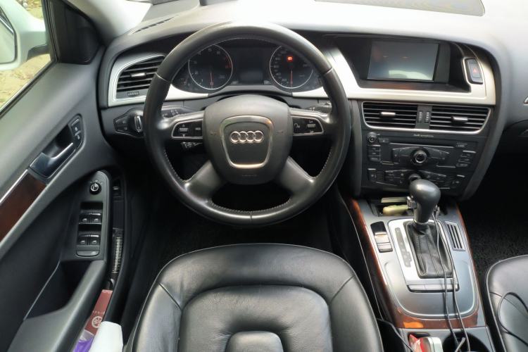Used Audi A4L 2012 2.0 TFSI automatic Comfort trim level Steering Wheel